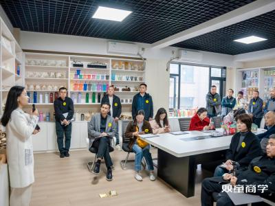 Osoblje Orke Chemical Posjeti Shuang Tong — studijsko putovanje u Yiwu
